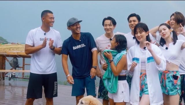  嘉宾们|《夏日冲浪店》热播，首次营业客流不断，黄明昊钟楚曦推销项目