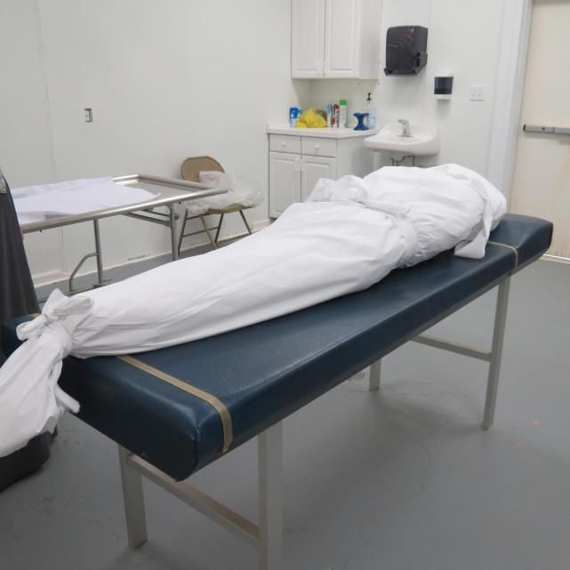 尸体|小伙坐马桶上断了气,人们准备把尸体送去尸检时他竟突然睁眼复活