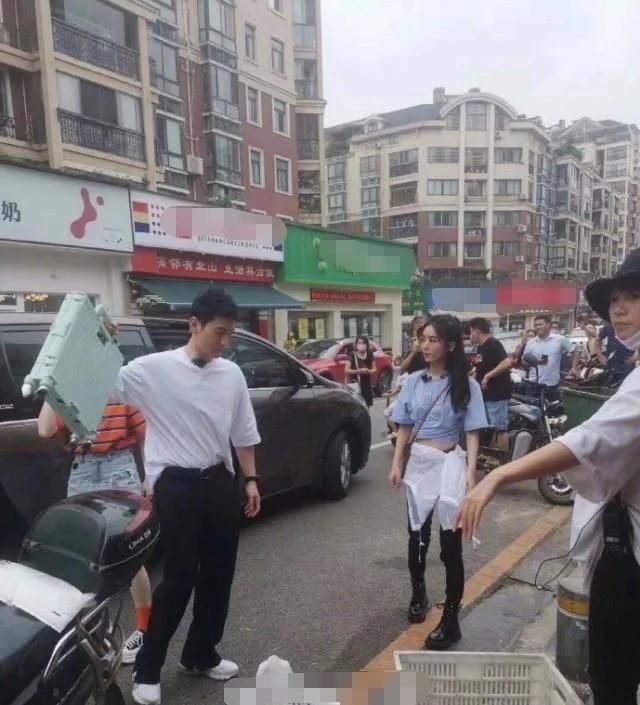  腰部|赵丽颖录综艺累到腰疼，坐马路牙揉腰 曾因坠马伤腰 泣不成声怕瘫痪