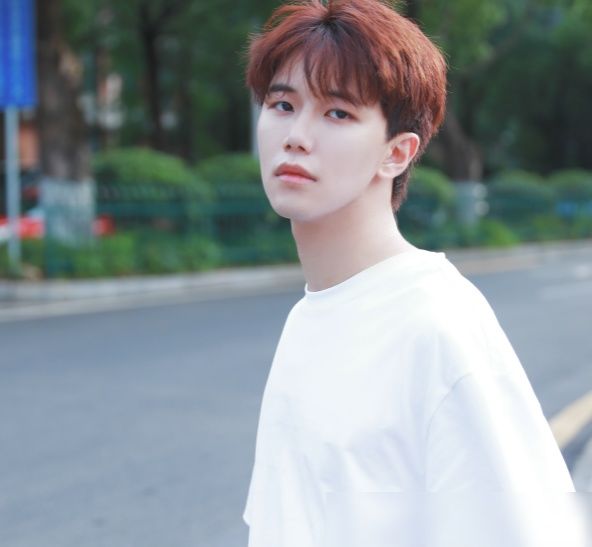  刘些宁|陆思恒参加综艺被吐槽，看到他的小动作，别忘了你的身份