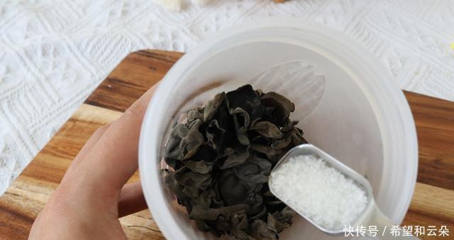 流出|水泡木耳越脏,水里加2,污垢自动流出,1分钟浸泡一盆