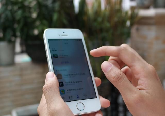  低头|爸爸低头玩手机，转眼孩子就不见了，酿成了一辈子的悲痛