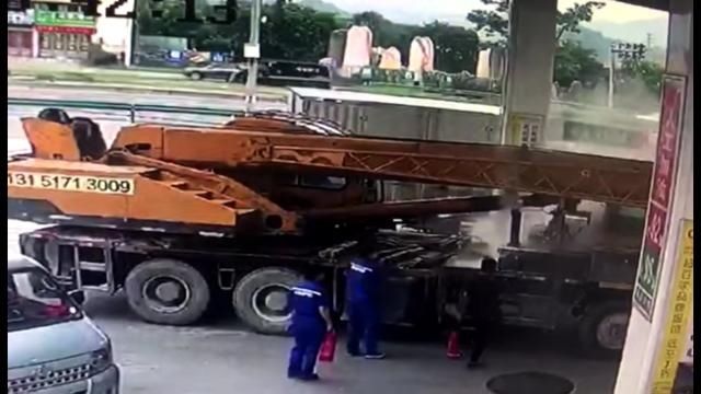  特种|惊险！特种工程车自燃，加油员15秒成功处置险情