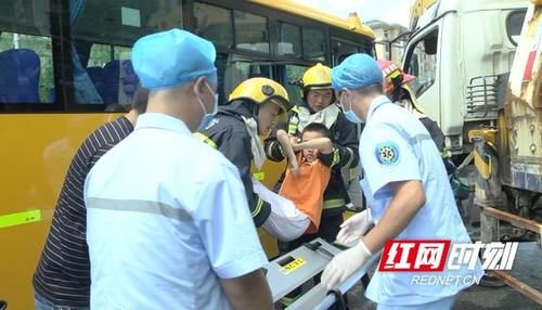  学生|校车发生交通事故 教科书的操作是这样的