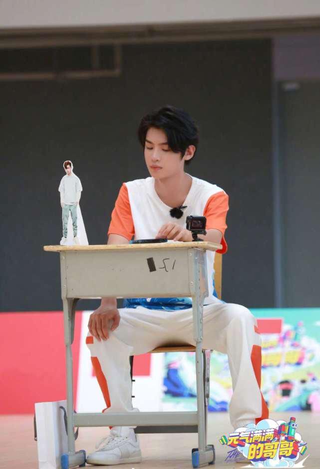  快本|《快本》最新动态：虞书欣为黄晓明采耳，黄明昊争当THE9MV男主