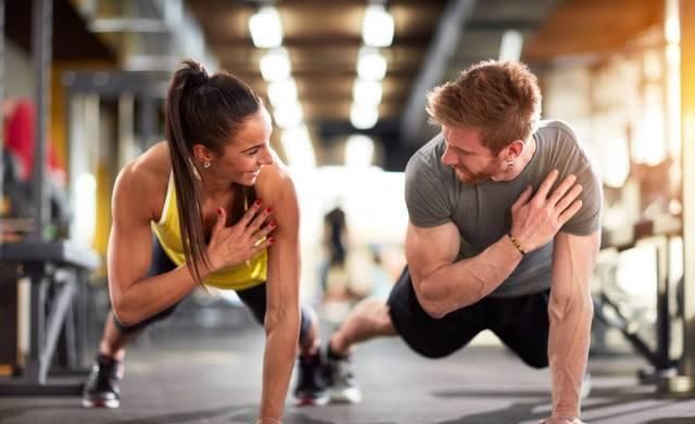  肌肉|健身只练肌肉可不行练好核心才是王道，4个哑铃动作强化你的核心