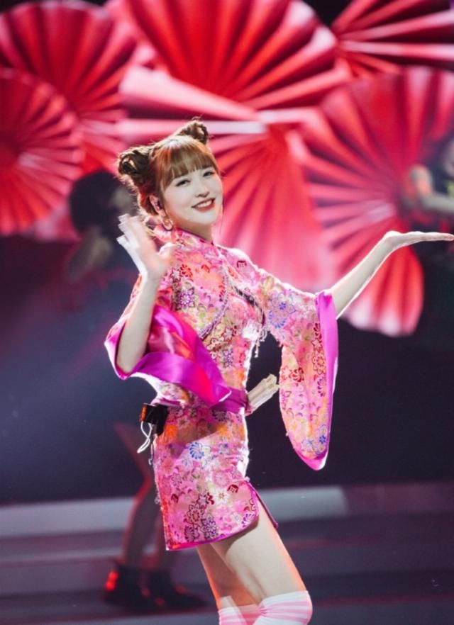  淘汰|金莎《姐姐》公演舞台两掉扇子，失误大哭后遭淘汰