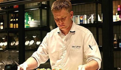 食物|从来不用盘子的餐厅,食物直接倒在桌上,顾客却吃得津津有味