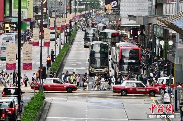 香港多区街头庆回归祖国26周年气氛浓