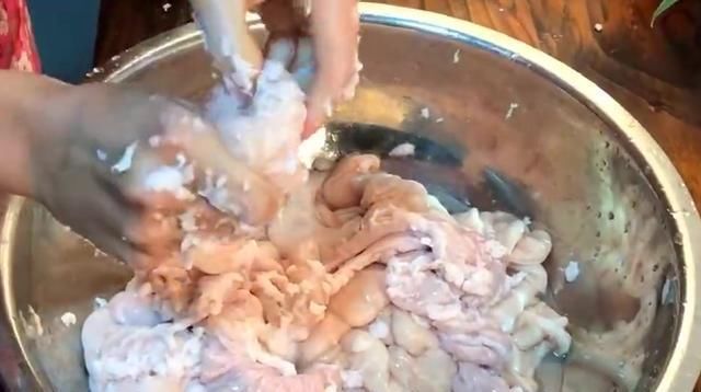  猪大肠|清洗猪大肠，不能加盐，用它来洗更干净，做出来也更美味！