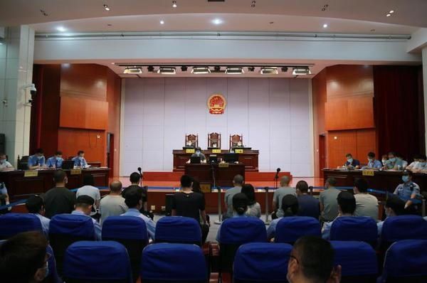 敲诈勒索罪|郑州一“套路贷”涉黑团伙12人被判刑，主犯获刑25年