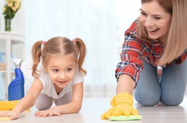  低头|爸爸低头玩手机，转眼孩子就不见了，酿成了一辈子的悲痛