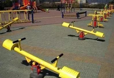  健身器材|危险！信阳一男童手被卡，潢川很多孩子都这样做过！