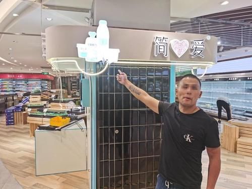 辞退|超市保安遭辞退怒砸红酒200瓶被抓心里有冤无处诉？