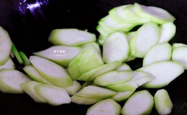  丝瓜|一根丝瓜、2个鸡蛋、1块豆腐，放锅里一起打汤，鲜美嫩滑真好喝