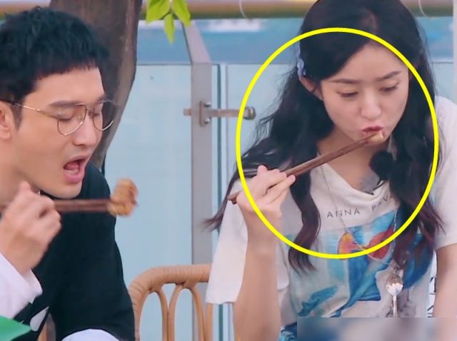  脱妆|赵丽颖吃烧烤忘定妆，烟熏火燎下热到脱妆，素颜让导演不想拍近景