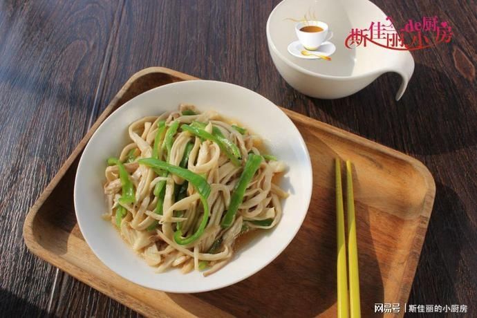  下锅|炒杏鲍菇时，别直接下锅炒，加上这一步，鲜香爽口，入味又下饭