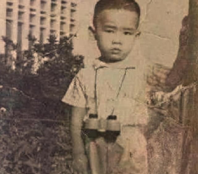  遗憾|陈小春如今风光无限，曾在最贫穷时3千块卖掉弟弟，成最大遗憾