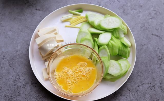  丝瓜|一根丝瓜、2个鸡蛋、1块豆腐，放锅里一起打汤，鲜美嫩滑真好喝