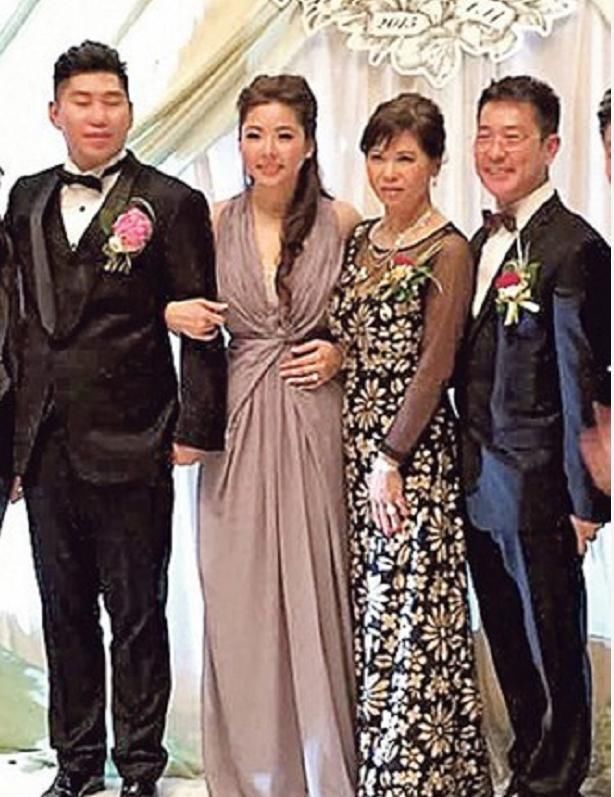  师奶|80年代武打巨星元彪罕露面，保养得宜不显老，人气爆棚遭师奶围堵