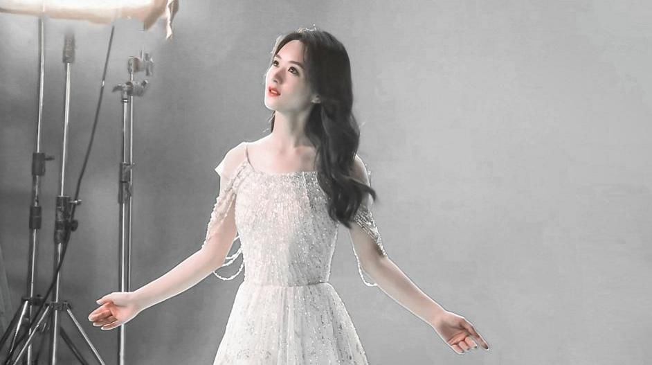  意外|《中餐厅》宣传片花絮，离开特效后的赵丽颖，意外暴露最真实演技