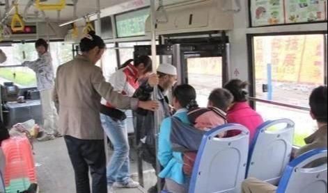 不让|因年轻人不让座，老人打年轻人后倒下死亡，老人家属能索要赔偿么