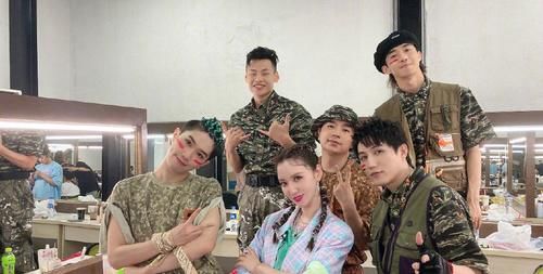  张萌|张萌参加《街舞》追星王一博失败，自己画和王一博合影，原因曝光逗趣好笑