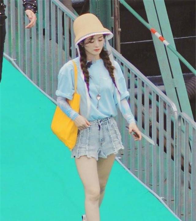  累垮|赵丽颖产子复出后首录综艺，体力不支累垮，坐在树下扶腰样子很难受