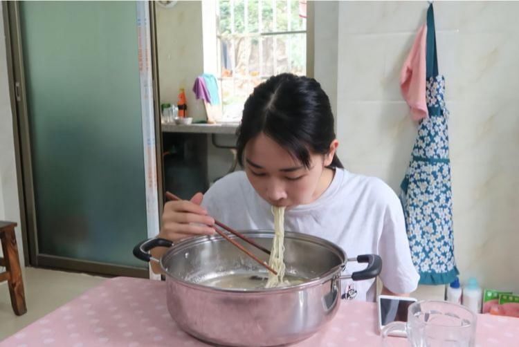  母亲|妹妹闹着跟我同一天结婚，母亲给她10万，给我一破包，打开后哭了！