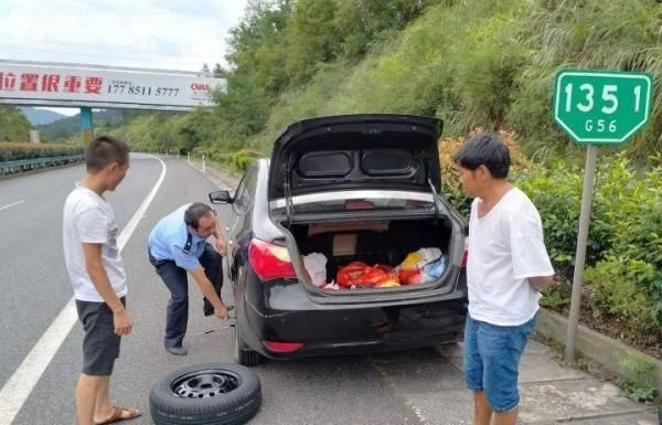  惊险|高速路上爆胎，惊险！交警施以援手，暖心