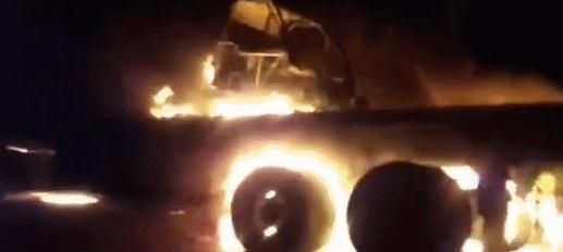 伊拉克|美军运输车队在伊拉克遇袭,枪手先请司机离开,随后纵火烧车