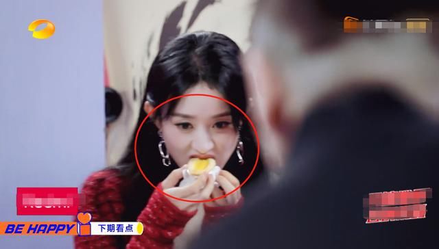  真实|赵丽颖上《天天向上》吃不停，谁留意到汪涵的眼神？好真实