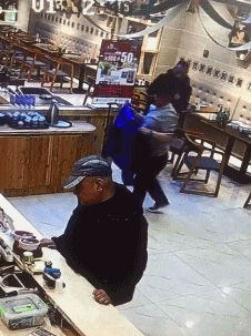 搞笑|搞笑GIF：有一种夏天吃雪糕的感觉,浑身发冷！