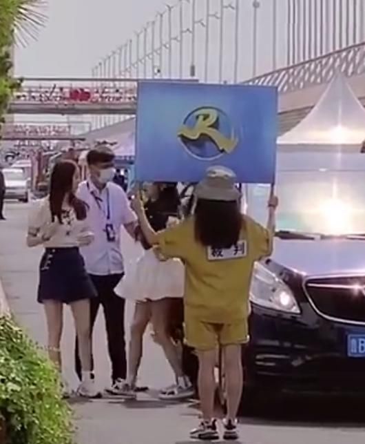 娜娜|欧阳娜娜吴宣仪同时上《奔跑吧》,看到两人的造型,是在比谁的腿更长吗?
