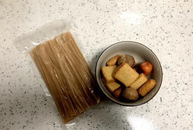 太贵|麻辣烫太贵吃不起，教你正确做法，10元做1锅，夫妻俩人吃到撑