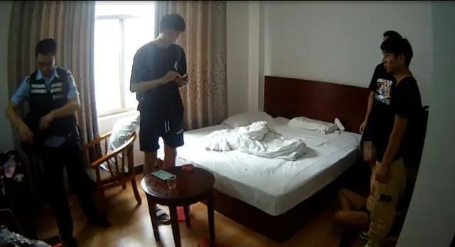  相见|美女主播给“白马王子”汇了166万！等到机场相见时……