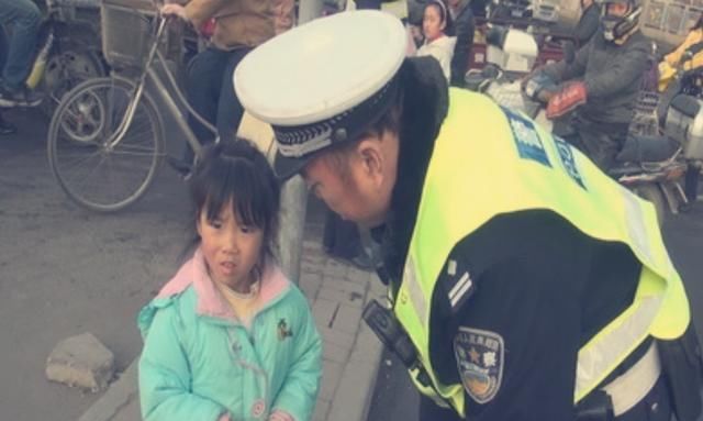 妈妈|坐公交时女儿突然嚎啕大哭，妈妈转身报警，乘客点赞：孩子真机智