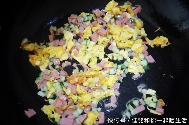 鲜香|街头网红小吃鸡翅包饭，不用烤箱也能做，鲜香美味，学会可以开店