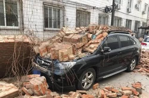 电话|女司机拒接20个挪车电话,回来发现车子变“孤岛”,拖车司机都没