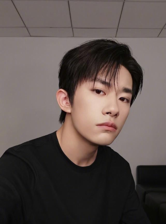  代言|双标现场？易烊千玺官宣手游代言后，网友却扒出粉丝迷惑发言