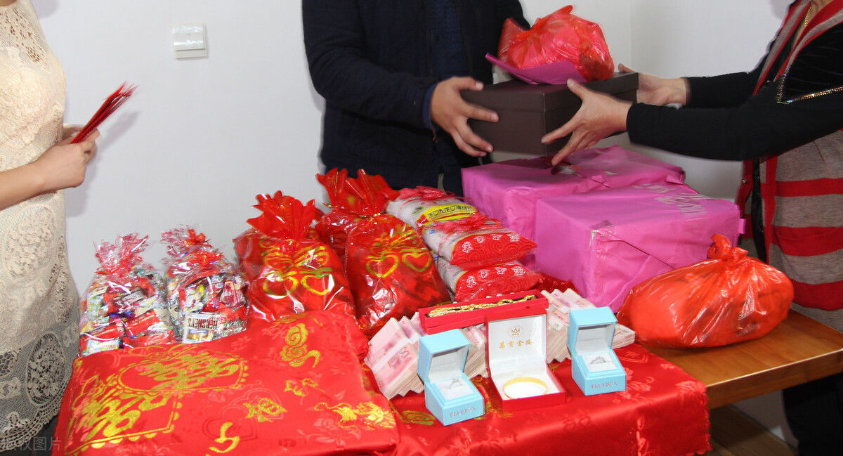 婚姻|男子因彩礼当街暴打女友：婚姻的不幸，是从计较彩礼开始
