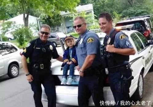 驱赶|3岁女孩大街上卖柠檬水,城管警察没有驱赶反而保驾护航