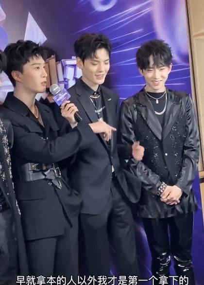  兄弟|乐华七子合体与蔡徐坤同台，朱正廷被调侃，毕雯珺要为兄弟拔牙