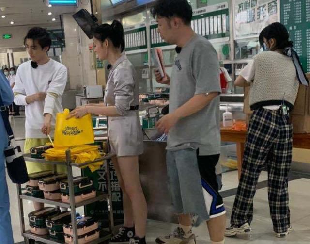  身高|王俊凯路拍生图曝光，失去十级精修效果后，这身高我没眼花吧