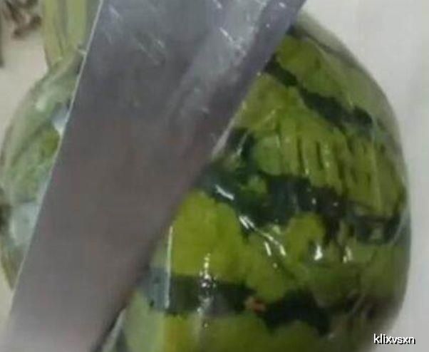 土豪|土豪买到“元宝”西瓜,回到家切开之后,开始心疼了