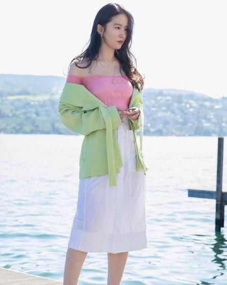  颜色|刘亦菲：粉色上衣搭配绿色外套，神仙姐姐尽显迷人气质