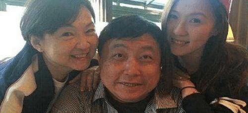  电影|王晶的妻子长啥样？看了他妻子的照片后，网友：人生赢家！