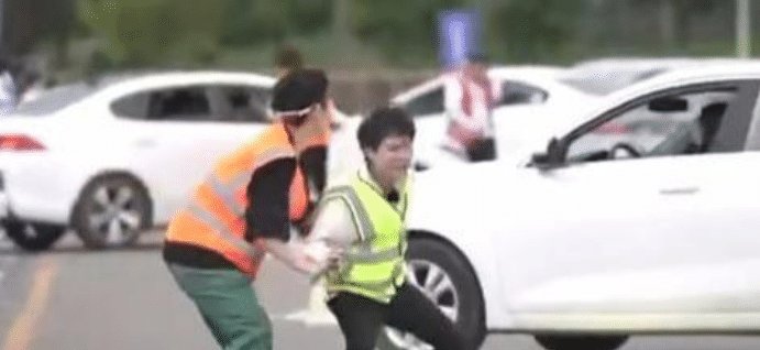  直呼|周深被迫“营业”, 惨遭小鬼腾空抱起! 网友直呼看到了“自己”