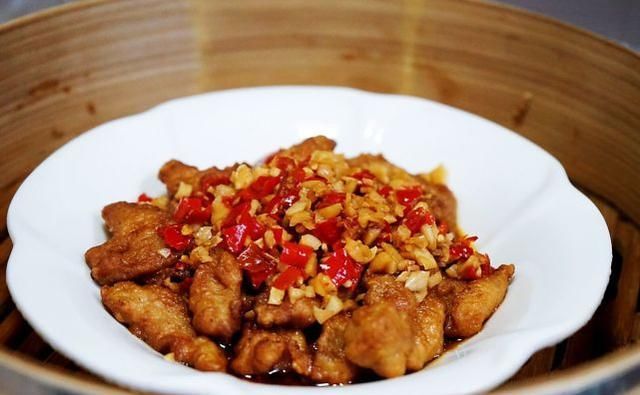  剁辣椒|一碗蒸酥肉，微辣鲜香超下饭，咬牙买了猪肉做这菜才不亏，吃过瘾