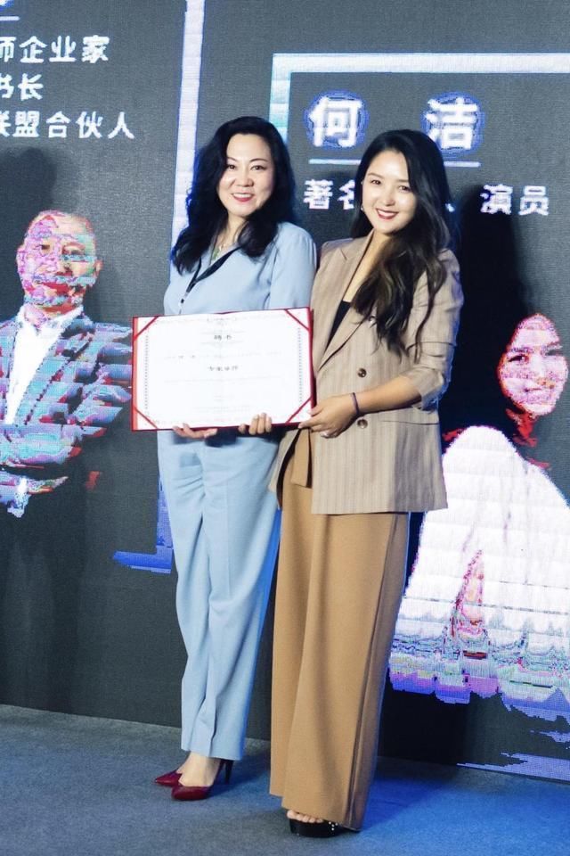 出新|何洁瘦下来真好看，穿西装配阔腿裤美出新高度，早就该这样穿